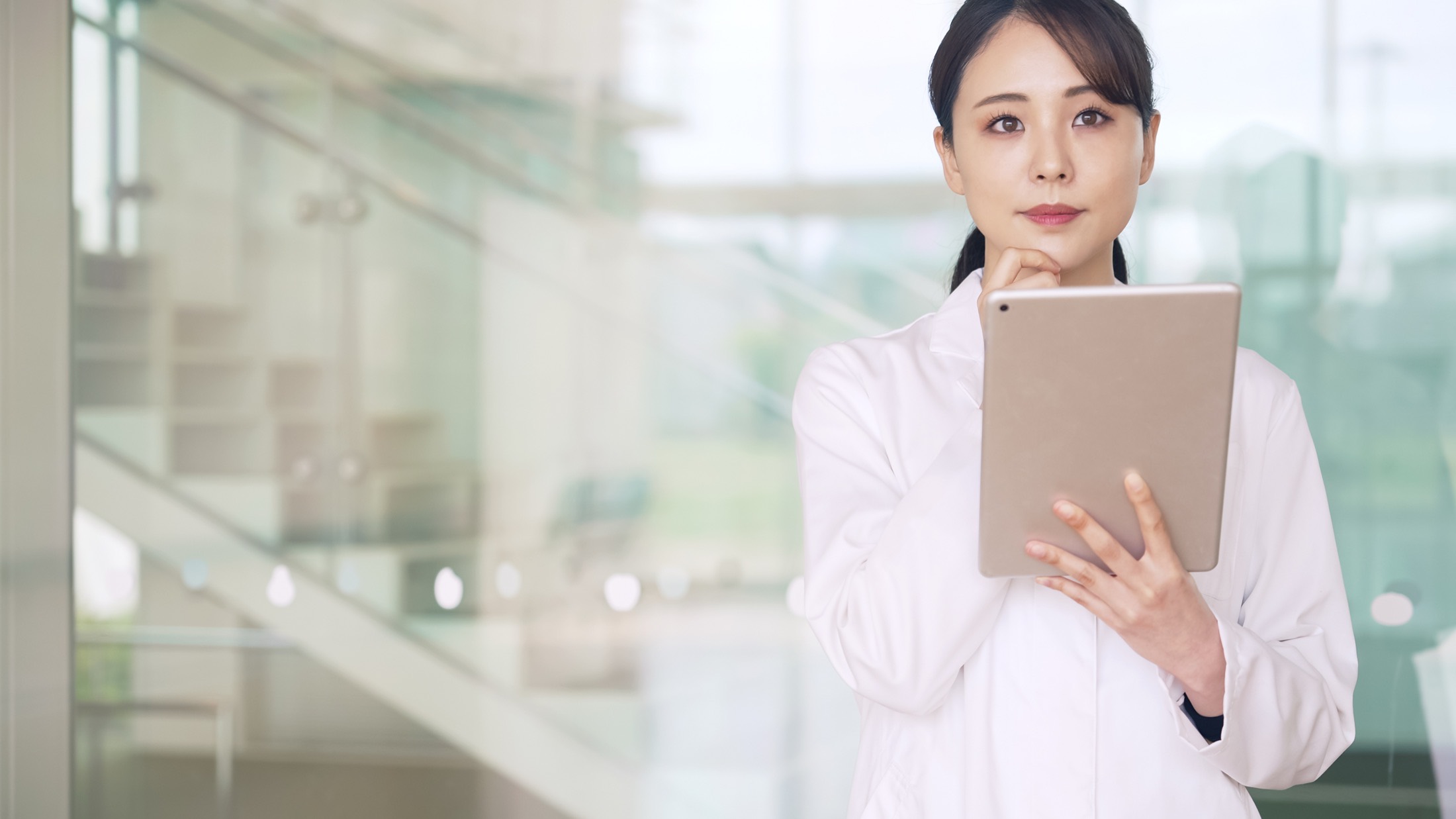 タブレットを手にした女性医師