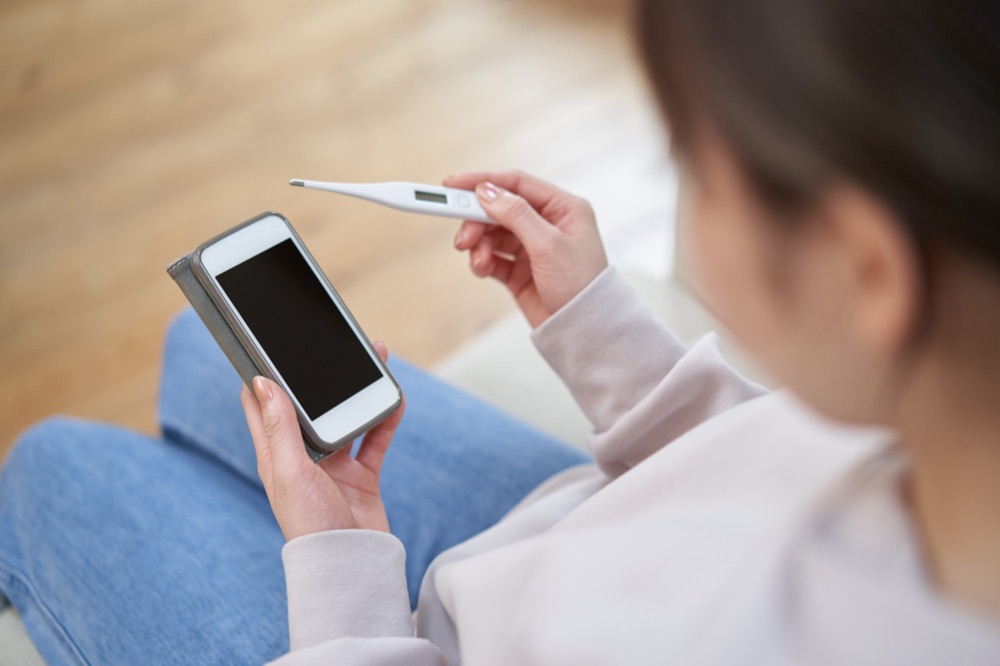 スマートフォンで医院を探す女性
